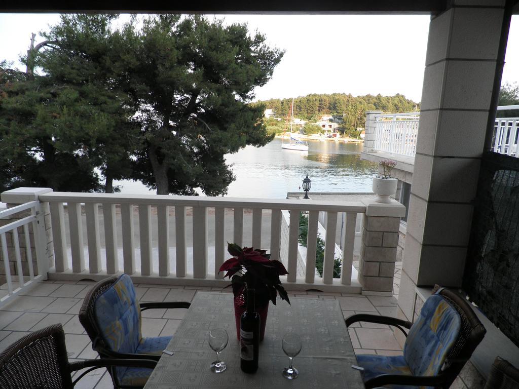 Apartments Holiday Lumbarda Esterno foto
