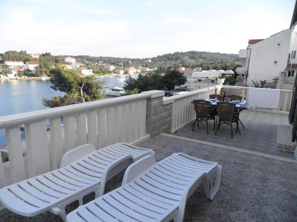 Apartments Holiday Lumbarda Esterno foto