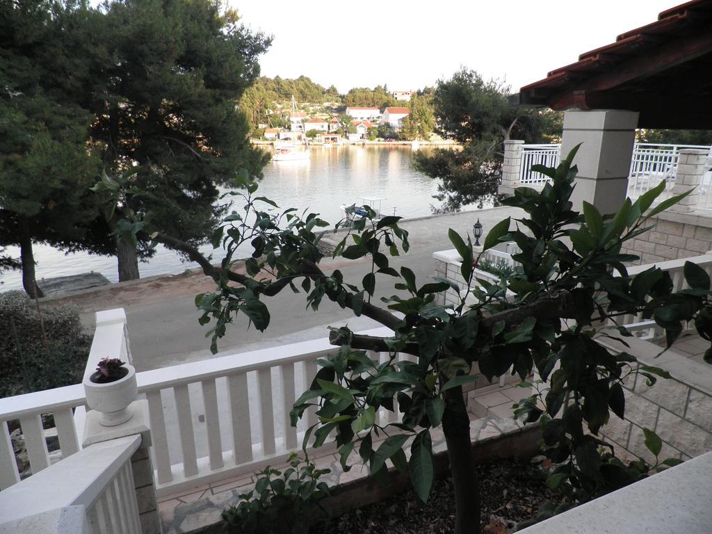 Apartments Holiday Lumbarda Esterno foto
